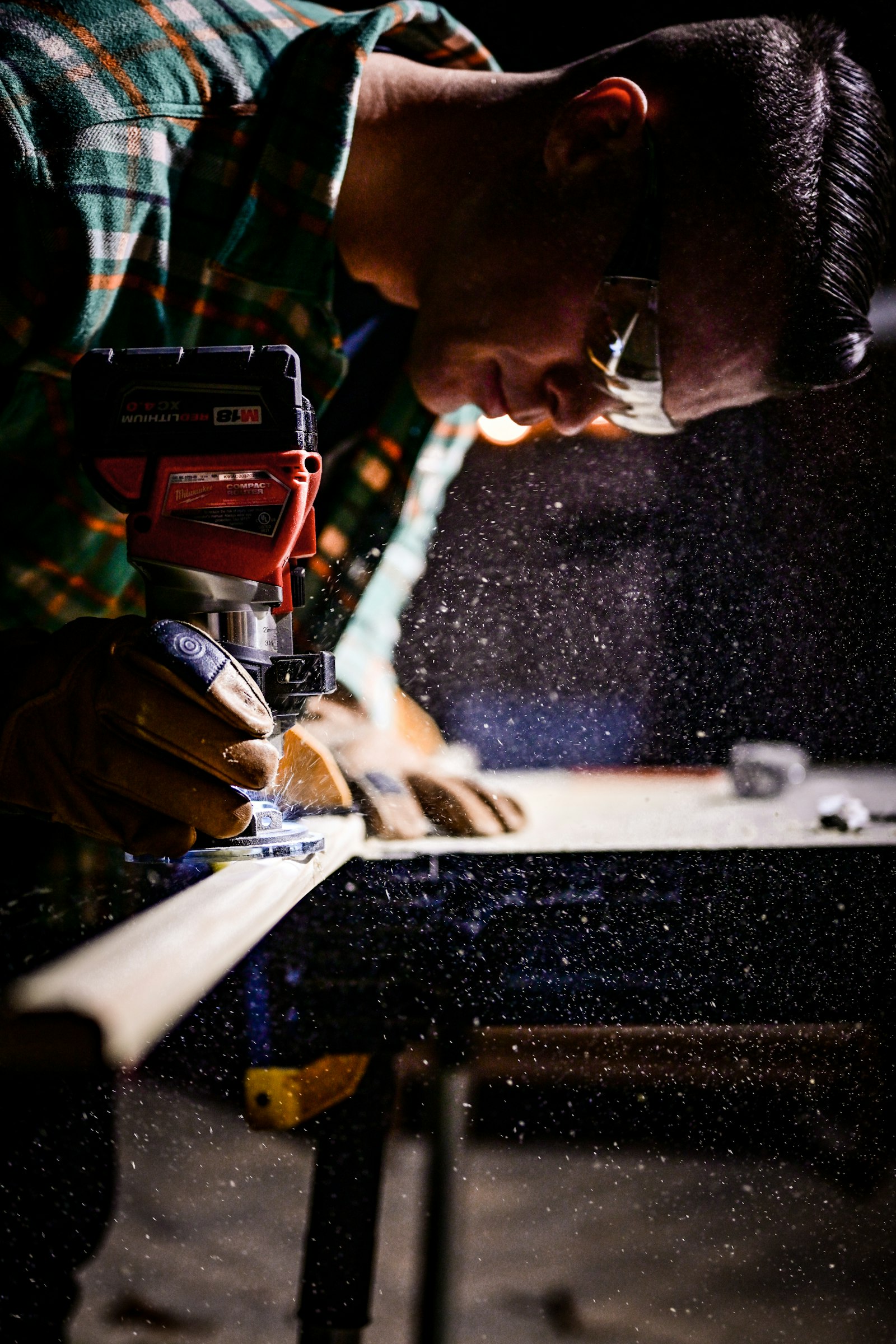 Handwerker aus Dortmund bei der Arbeit in der Werkstatt